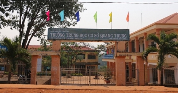 Cách chức trưởng công an xã vào trường đánh bảo vệ, học sinh