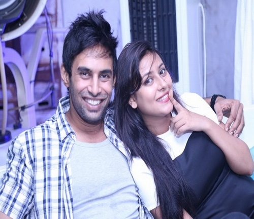 Pratyusha Banerjee v&agrave; bạn trai.