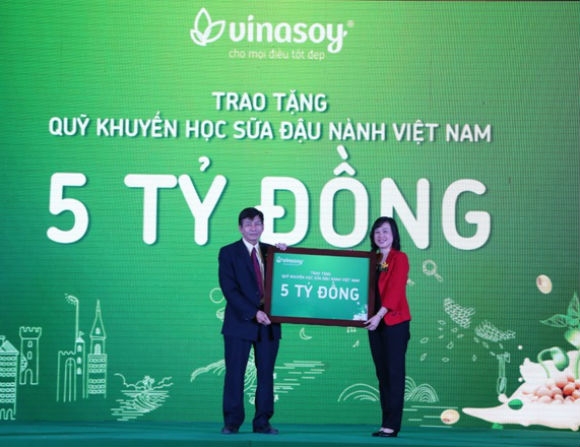 &Ocirc;ng V&otilde; Th&agrave;nh Đ&agrave;ng &ndash; đại diện Vinasoy tiếp tục trao 5 tỉ đồng cho Quỹ Khuyến học sữa đậu n&agrave;nh Việt Nam.