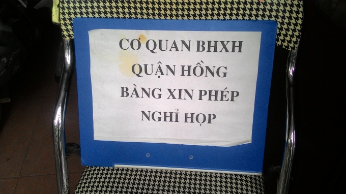 Bảo hiểm X&atilde; hội Quận Hồng B&agrave;ng, Hải Ph&ograve;ng th&ocirc;ng b&aacute;o bằng 1 tấm biển rồi kh&oacute;a cửa cơ quan để họp.