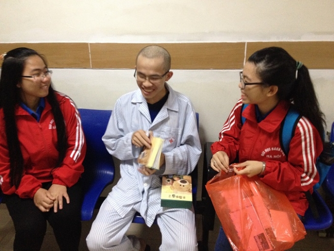 Nụ cười rạng rỡ của Trung khi nhận cuốn sổ ghi những lời ch&uacute;c.