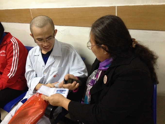 B&aacute;c Mai thăm hỏi động vi&ecirc;n tinh thần hai mẹ con Trung.