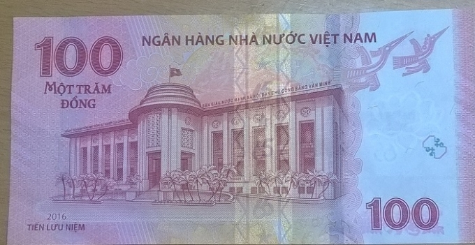 Mặt sau tiền lưu niệm 100 đồng.