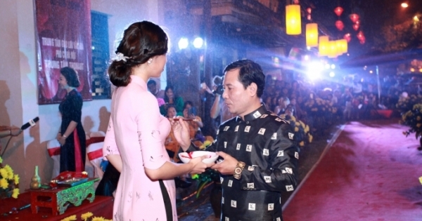 Khi nghệ thuật thư pháp thăng hoa cùng thời trang Áo dài