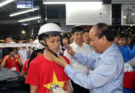 Trong Lễ ph&aacute;t động tuy&ecirc;n truyền ph&aacute;p luật về bảo đảm trật tự an to&agrave;n giao th&ocirc;ng, Ph&oacute; Thủ tướng, Chủ tịch Ủy ban An to&agrave;n giao th&ocirc;ng quốc gia - Nguyễn Xu&acirc;n Ph&uacute;c trao tặng 2000 mũ bảo hiểm cho c&ocirc;ng nh&acirc;n.