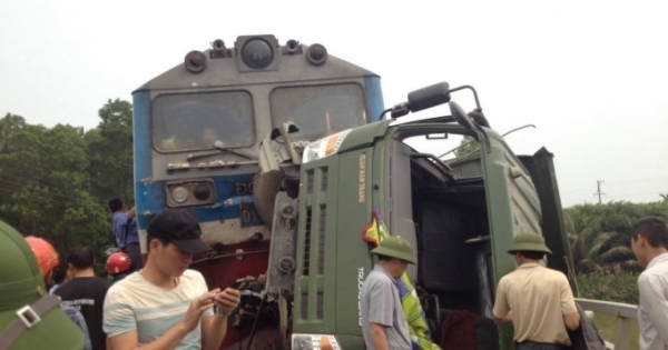 Nghệ An: Tàu đâm xe tải trượt hơn 50m, suýt rơi xuống sông