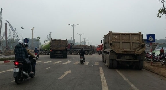 Vụ "hung thần" xe tải tại Nam Từ Liêm: Lập biên bản, tước giấy phép lái xe nhiều trường hợp