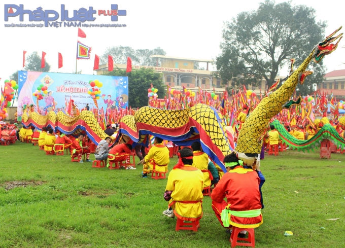 C&aacute;c đội L&acirc;n, Rồng của c&aacute;c Phủ, Lăng, Đền chuẩn bị biểu diễn trong ng&agrave;y hội. (Ảnh: Đức Bi&ecirc;n)