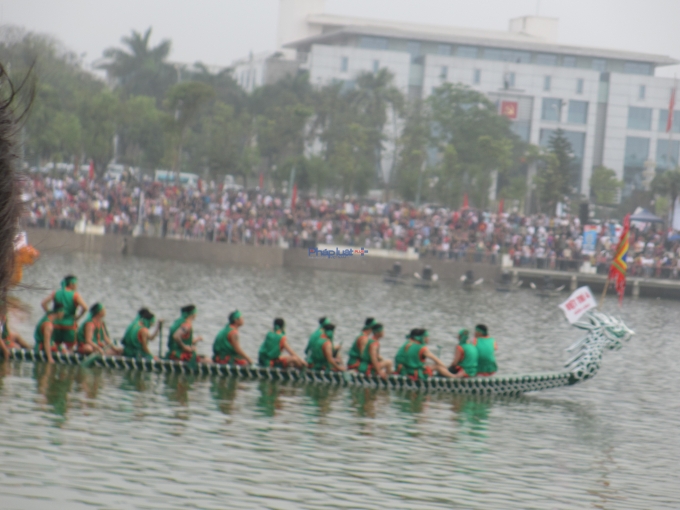 H&ocirc;i thi bơi chải mở rộng 2016 được tổ chức tại c&ocirc;ng vi&ecirc;n Văn Lang, trung t&acirc;m TP Việt Tr&igrave;. (Ảnh: Thu Hường)