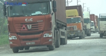 Hưng Yên: Xe ô tô né trạm thu phí QL5 "cày" nát đường 206