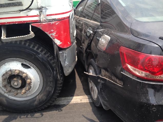 T&agrave;i xế may mắn tho&aacute;t chết sau c&uacute; t&ocirc;ng mạnh.