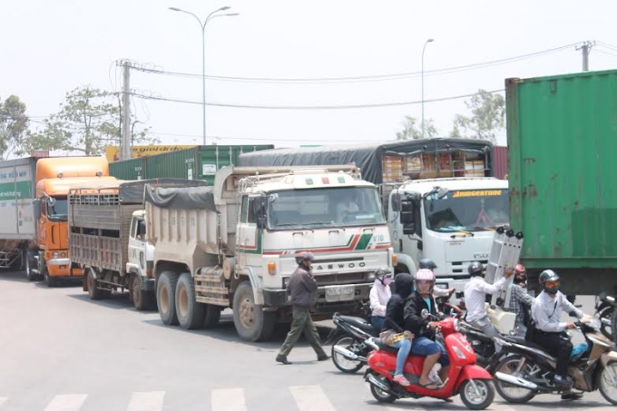 Giao th&ocirc;ng qua khu vực tr&ecirc;n bị &ugrave;n ứ nghi&ecirc;m trọng.