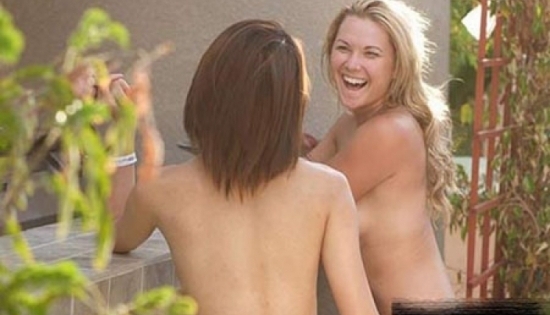 Khám phá thị trấn khỏa thân nổi tiếng nhất hành tinh