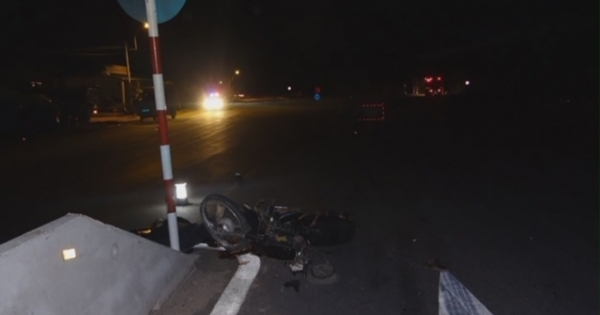 Tông vào cột biển báo và dải phân cách, nam thanh niên tử vong