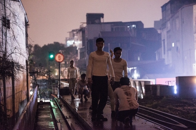 Nghệ sỹ Việt Nam t&aacute;i hiện h&igrave;nh ảnh những th&ugrave;ng h&agrave;ng như những sự vật c&oacute; hồn di chuyển tr&ecirc;n s&acirc;n ga Long Bi&ecirc;n. Ảnh: Ban Tổ chức    Tin n&ecirc;n đọc   Kh&aacute;m ph&aacute; thị trấn khỏa th&acirc;n nổi tiếng nhất h&agrave;nh tinh   Ph&aacute;t hiện 300.000 thẻ c&agrave;o giả của MobiFone   20 t&aacute;c phẩm xuất sắc nhất lọt v&agrave;o v&ograve;ng chung khảo Giải thưởng b&aacute;o ch&iacute; Lao động &amp;amp;amp; Việc l&agrave;m lần thứ 3   Nỗi &aacute;m ảnh của c&aacute;c thiếu nữ Bắc Từ Li&ecirc;m khi đi tr&ecirc;n đường v&agrave;o buổi tối