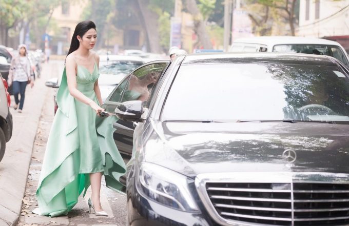 H&igrave;nh ảnh hoa hậu Ngọc H&acirc;n sang trọng b&ecirc;n xế sang.