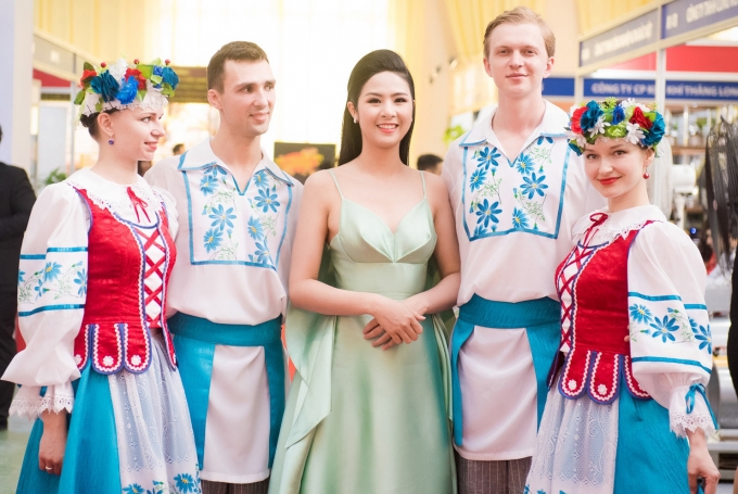 Nhiều vị kh&aacute;ch nước ngo&agrave;i tới chụp ảnh kỷ niệm với Ngọc H&acirc;n tại s&acirc;n bay.