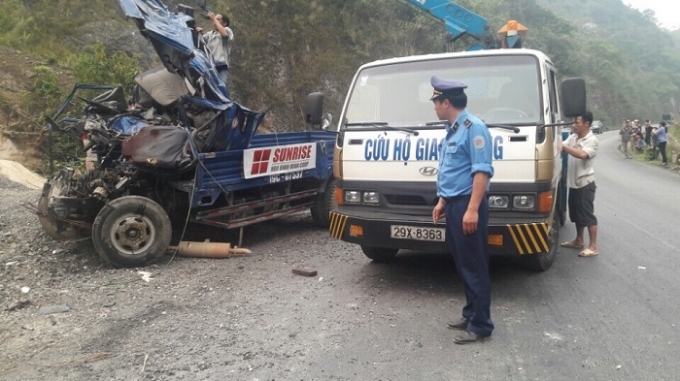 Lực lượng chức năng đang tiến h&agrave;nh kh&aacute;m nghiệm v&agrave; bảo vệ hiện trường ph&acirc;n luồng giao th&ocirc;ng.