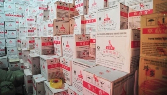 Phát hiện gần 1 tấn bột chiên giòn không nguồn gốc, giả nhãn hiệu