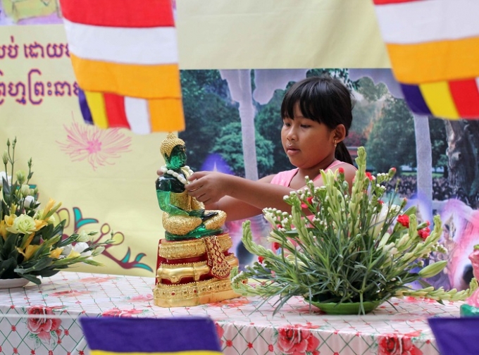 Th&agrave;nh k&iacute;nh d&acirc;ng hoa c&uacute;ng Phật.