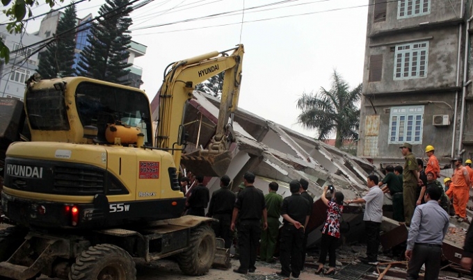 Căn nh&agrave; 5 tầng bị sập, đổ v&ugrave;i lấp cả đường đi v&agrave; một phần khu c&ocirc;ng vi&ecirc;n nằm b&ecirc;n cạnh.&nbsp;