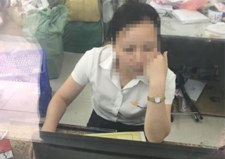 Ch&acirc;n dung nữ nh&acirc;n vi&ecirc;n bưu điện t&ecirc;n L. bị tố l&agrave; đ&atilde; c&oacute; th&aacute;i độ hạnh họe, thờ ơ với kh&aacute;ch h&agrave;ng.