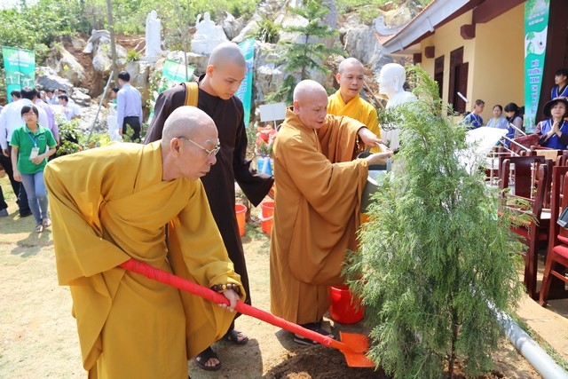 Trồng c&acirc;y lưu niệm tại chương tr&igrave;nh.