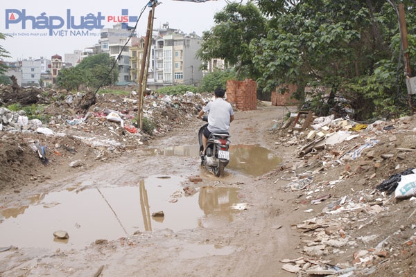 Đoạn đường quanh hồ bị l&uacute;n s&acirc;u. Trời mưa th&igrave; ngập tạo th&agrave;nh những chiếc