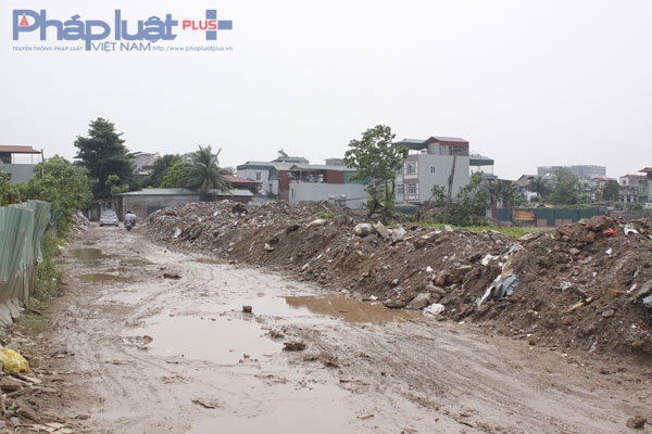 Những đoạn đường lầy lội, l&agrave;m kh&oacute; khăn cho việc đi lại của người d&acirc;n.