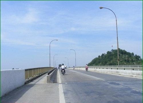 Cầu vượt Ho&agrave;ng Long, nơi 2 học sinh định nhảy xuống tự tử. Ảnh: Phong Trần.