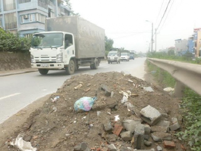 Nhi&ecirc;̀u đ&ocirc;́ng ph&ecirc;́ thải x&acirc;y dựng chắn ngang đường g&acirc;y &aacute;ch tắc giao th&ocirc;ng.