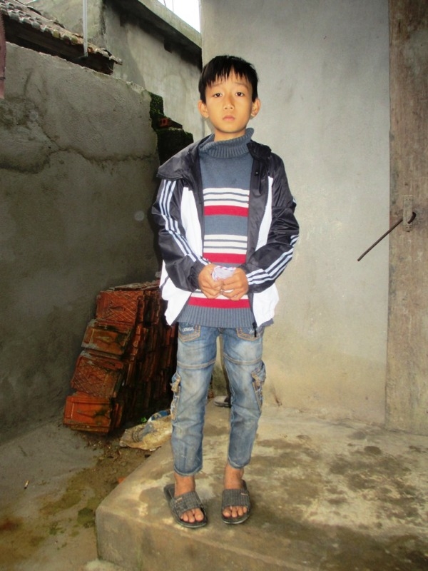 Ch&aacute;u Thắng thẫn thờ trước căn nh&agrave; của m&igrave;nh như muốn sụp. V&agrave;&nbsp;căn bệnh m&aacute;u trắng b&aacute;m lấy Thắng đ&atilde; 6 năm nay.