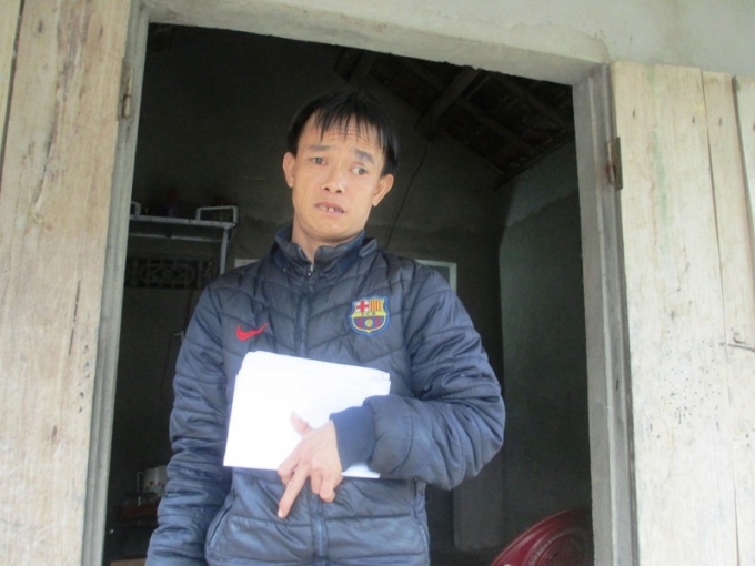 Nỗi đau da cam b&aacute;m lấy anh Dương khiến ch&acirc;n tay anh co quắp