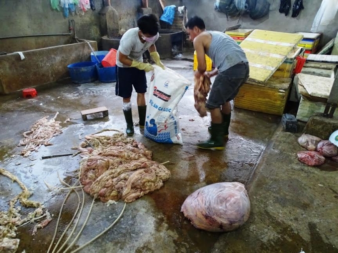 Nội tạng b&ograve; được ng&acirc;m h&oacute;a chất trước khi b&aacute;n ra thị trường.