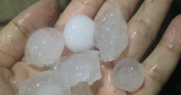 Nóng: Mưa đá rơi trắng đường ở Huế