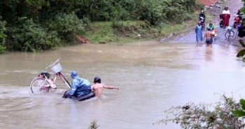 Yên Bái: Thót tim nhìn hàng chục giáo viên vùng cao vượt lũ dữ đến trường