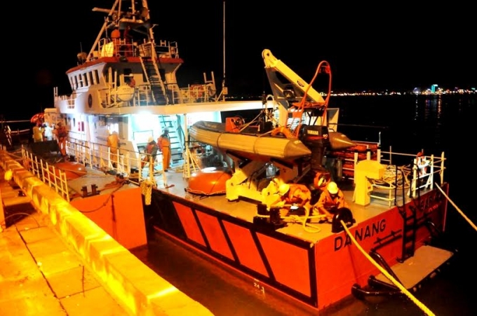 Tối qua 24/4, t&agrave;u SAR 412 đ&atilde; l&ecirc;n đường đưa ngư d&acirc;n bị nạn về bờ để cấp cứu.