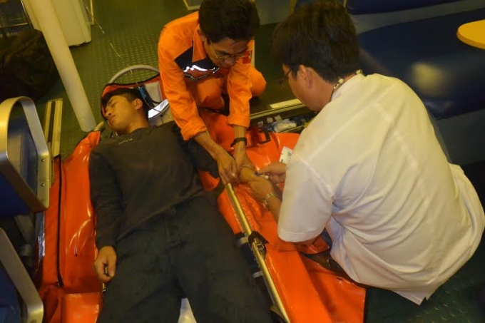 B&aacute;c sỹ sơ cứu cho nạn nh&acirc;n.