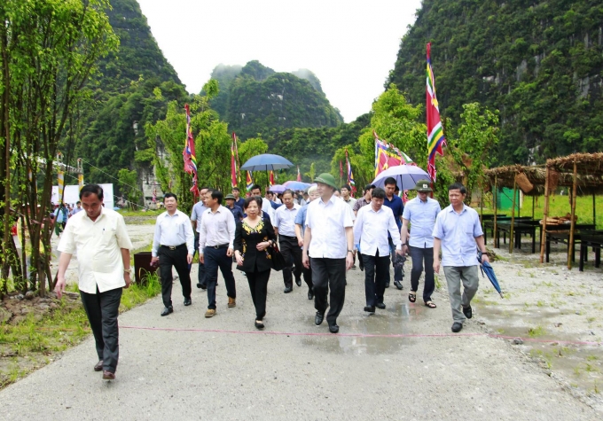 &Ocirc;ng Trần Đại Quang - Ủy vi&ecirc;n Bộ ch&iacute;nh trị, Chủ tịch nước CHXHCN Việt Nam (ở giữa), tiến h&agrave;nh nghi thức d&acirc;ng hương tại đền thờ Th&aacute;nh Qu&yacute; Minh Đại Vương.