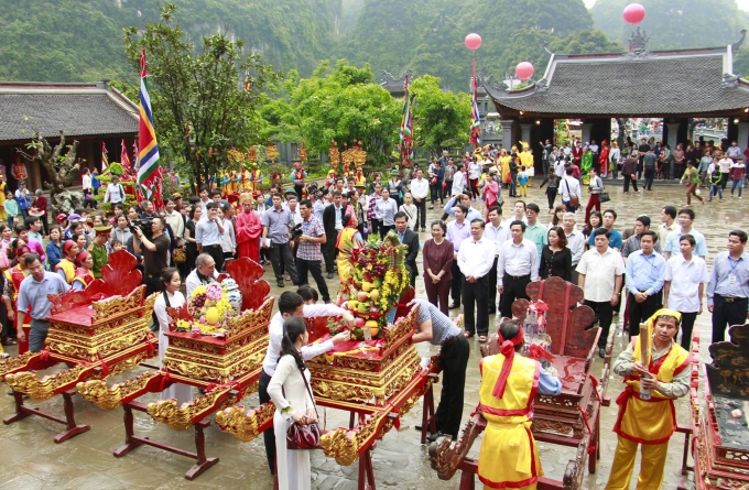 Nghi thức d&acirc;ng hương.