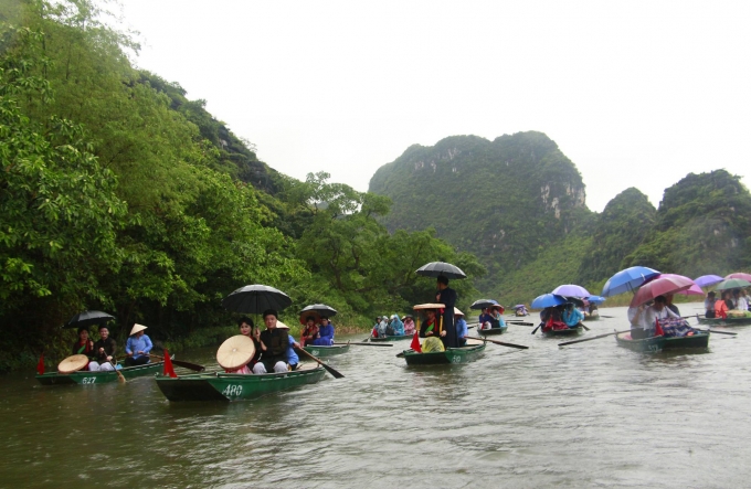 Những l&agrave;n điệu d&acirc;n ca quan họ được biểu diễn ngay tr&ecirc;n s&ocirc;ng nước, đường v&agrave;o Tr&agrave;ng An.