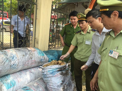 Thực phẩm bẩn bị thu Cảnh s&aacute;t m&ocirc;i trường v&agrave; đội Quản l&yacute; thị trường thu giữ. (Ảnh: C&ocirc;ng an Thanh H&oacute;a cung cấp)