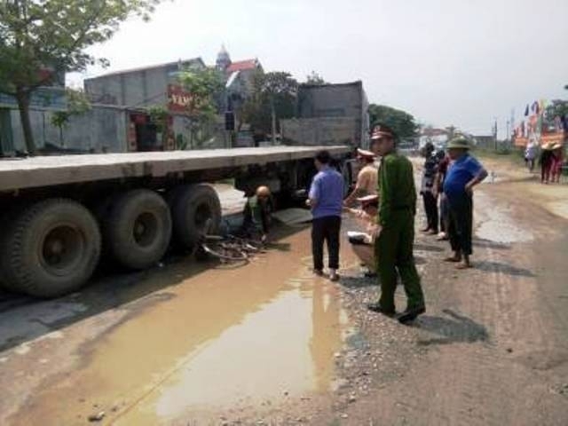 Hiện trường tai nạn thương t&acirc;m g&acirc;y tử vong cho cụ gi&agrave; đi xe đạp. (Ảnh: P. Tuấn)