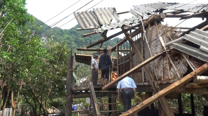 Một căn nh&agrave; của hộ d&acirc;n ở huyện Quế Phong sau cơn mưa, gi&oacute; giật bay m&aacute;i.