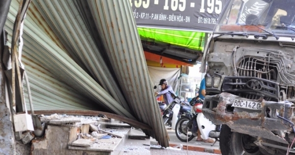 Đồng Nai: Xe tải mất lái đâm liên hoàn làm sập 3 ki-ốt và hàng loạt ô tô