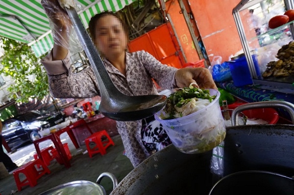 Hộp nhựa được nhiều người d&ugrave;ng đựng thức ăn, kể cả khi thức ăn c&ograve;n n&oacute;ng hổi - Ảnh: Quang Định