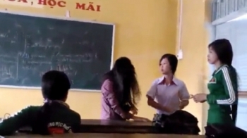 Phẫn nộ nữ sinh tát bạn liên tiếp giữa lớp học