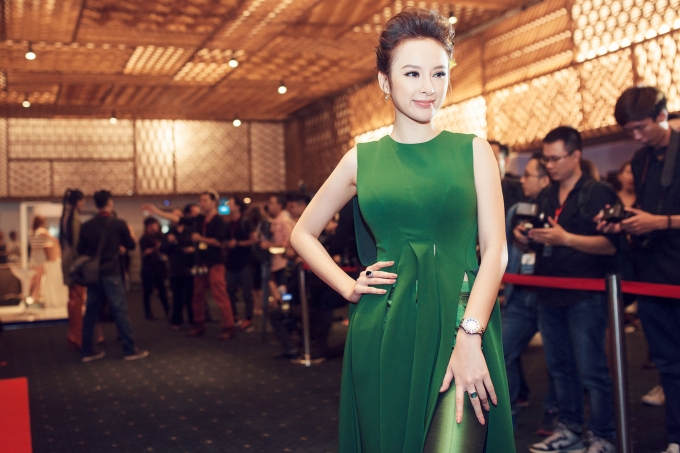 Choáng ngợp phụ kiện hơn 1 tỷ tại thảm đỏ Vietnam Fashion Week của Angela Phương Trinh