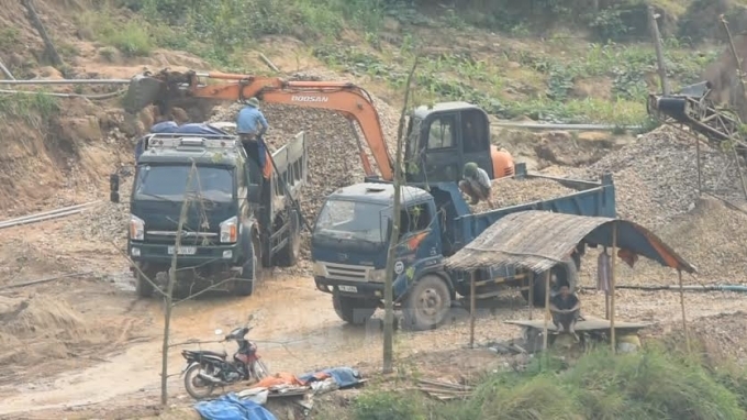 H&agrave;ng đo&agrave;n xe c&oacute; dấu hiệu qu&aacute; tải v&ocirc; tư c&agrave;y n&aacute;t đường s&aacute;, cầu cống dưới sự bất lực của ch&iacute;nh quyền địa phương x&atilde; Y&ecirc;n Định v&agrave; huyện Sơn Động.