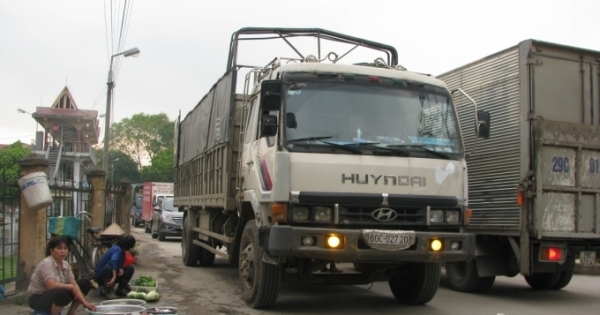 Cầu Tân Nhuệ "còng lưng" vì xe tải: Cơ quan chức năng thừa nhận có xe quá tải lưu thông